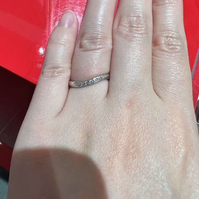 【AFFLUX(アフラックス)の口コミ】 デザインは、ダイヤが少し入っています。派手すぎないけど、少しキラキラ…