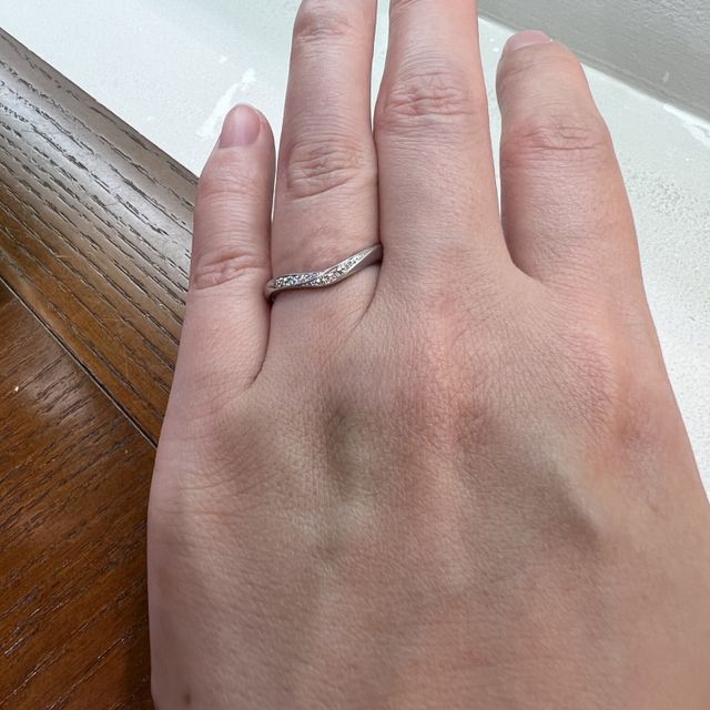 【TRECENTI(トレセンテ)の口コミ】 大きなデザインの婚約指輪と重ね付けして付けれるように、緩めのVデザイン…