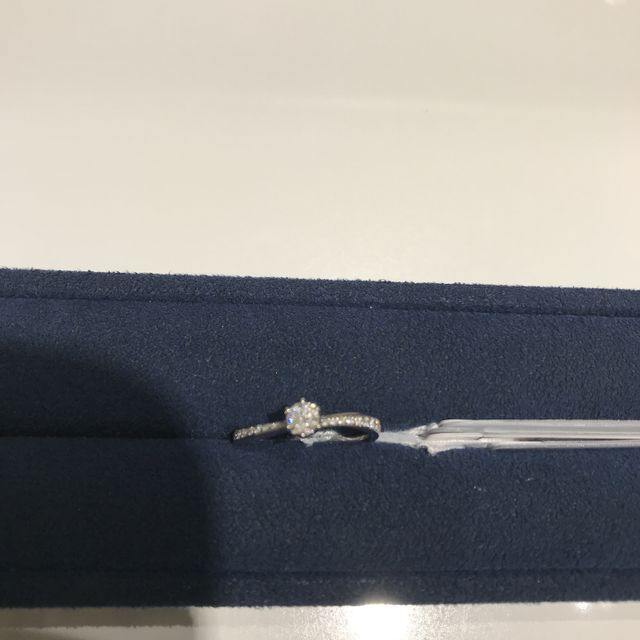 【4℃ BRIDAL(ヨンドシーブライダル)の口コミ】 指輪のデザインが指に馴染んで綺麗に見えた。
まわりのダイヤもたくさん着…