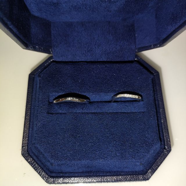 【ROYAL ASSCHER(ロイヤル・アッシャー)の口コミ】 予算内の価格帯でありながら、デザインは安っぽくなかった。また、指には…