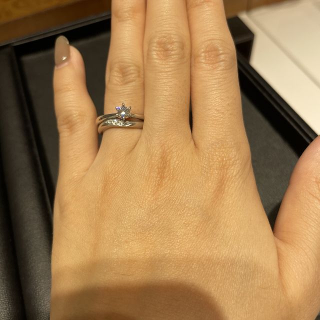 【エクセルコダイヤモンド(EXELCO DIAMOND)の口コミ】 指輪のデザインは、シンプルかつ付けてて指がさらに細く見えるような指輪…