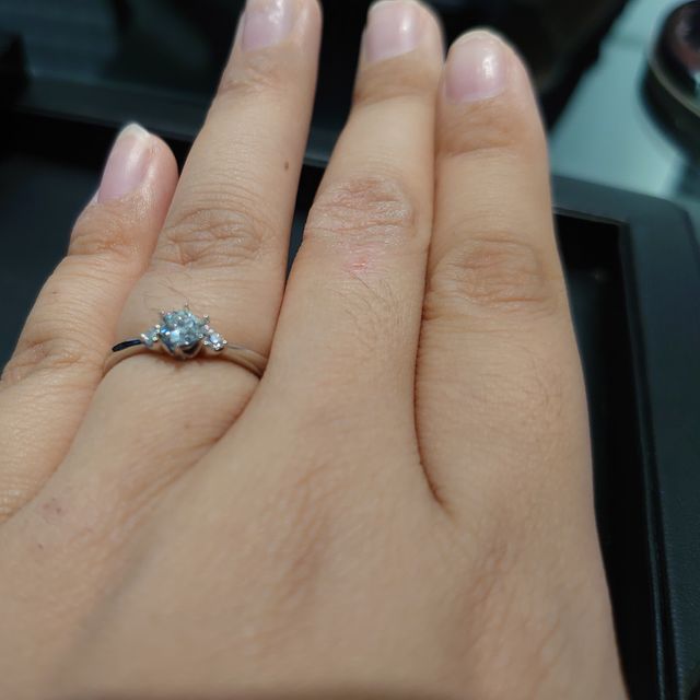 【ラザール ダイヤモンド(LAZARE DIAMOND)の口コミ】 王道だけども、すこし可愛らしさを出したイメージです。
左右の石のお陰で…