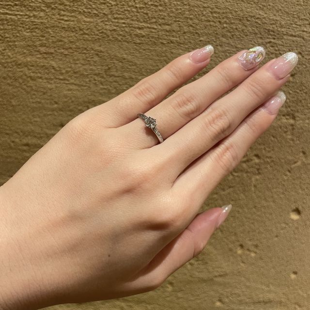 【BRILLIANCE+(ブリリアンスプラス)の口コミ】 ダイヤの周りにも小さいダイヤがついていて外でも室内でもとても綺麗に光…