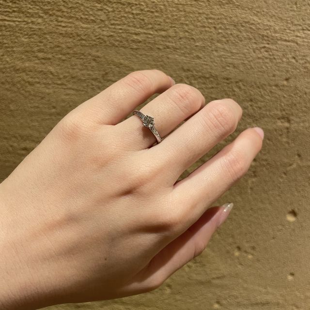 【BRILLIANCE+(ブリリアンスプラス)の口コミ】 ダイヤの周りにも小さいダイヤがついていて外でも室内でもとても綺麗に光…