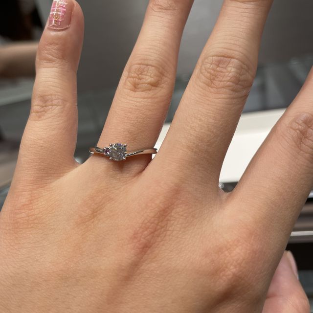 【アイプリモ(I-PRIMO)の口コミ】 V字の可愛いデザインの指輪です。ピンクダイヤは希少性が高く、他の色のダ…