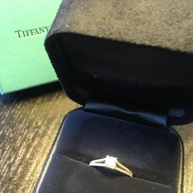 【ティファニー(Tiffany & Co.)の口コミ】 婚約指輪、ティファニーにするかヴァンクリにするかで悩みましたが、
「や…