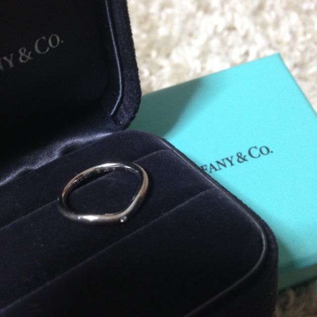 【ティファニー(Tiffany & Co.)の口コミ】 私たちは夫婦そろって指が太く、あまりがっちりとしたバンドタイプのリン…
