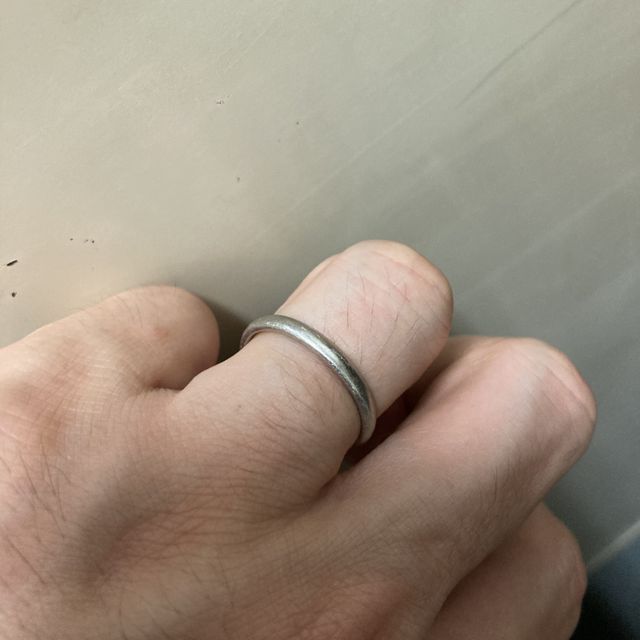 【4℃ BRIDAL(ヨンドシーブライダル)の口コミ】 画像にも書きましたが、細すぎず、太すぎず、そのくせ存在感があるこの指…