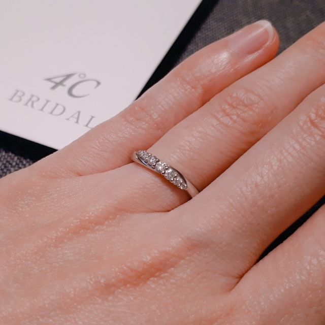 【4℃ BRIDAL(ヨンドシーブライダル)の口コミ】 はじめは石は一つくらいでシンプルな物を！と思って来店しました。ある程…
