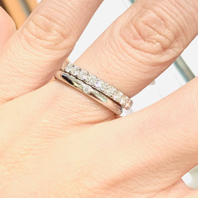 【銀座ダイヤモンドシライシの口コミ】 エンゲージリングと重ねて付けたかったので結婚指輪はシンプルなデザイン…