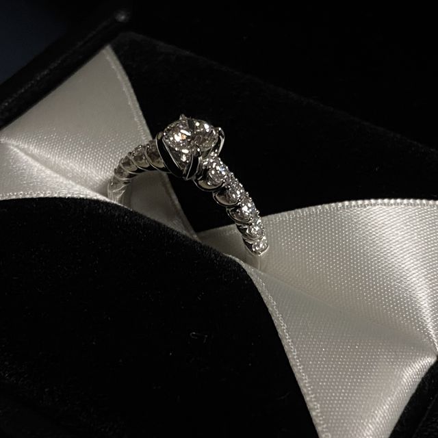 【エクセルコダイヤモンド(EXELCO DIAMOND)の口コミ】 パートナーの希望「キラキラした指輪」のイメージに
ぴったりのデザインが…