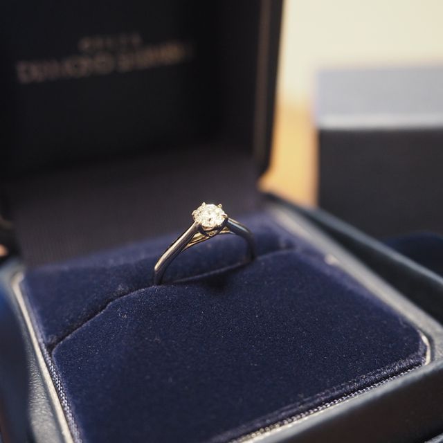 【銀座ダイヤモンドシライシの口コミ】 ダイヤモンドが出っ張りすぎず、ニット等のお洋服になるべく引っかかりに…