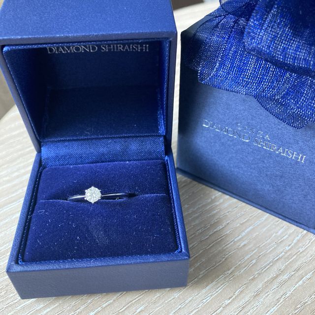 【銀座ダイヤモンドシライシの口コミ】 
婚約指輪のフレーム部分の理想の形や細さ、厚みや石座の高さにそれぞれこ…