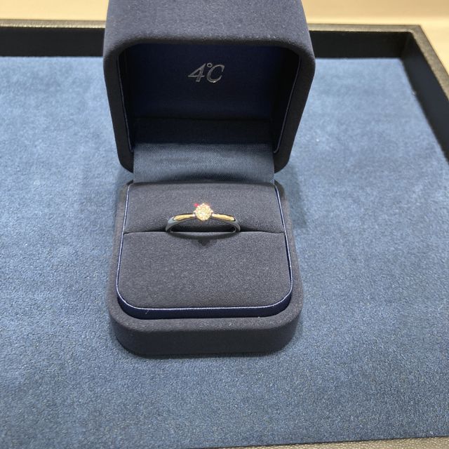 【4℃ BRIDAL(ヨンドシーブライダル)の口コミ】 スタイリッシュでとても綺麗でした。
ダイヤモンドがとても輝いて見えまし…