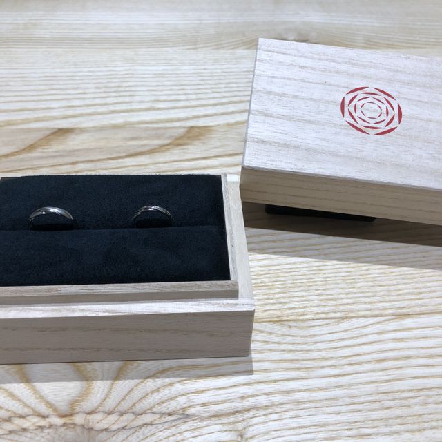 【出雲結(いずもゆい)の口コミ】 デザインは大きく分けて8種類ですが、素材だけでなく表面仕上げや石の色な…