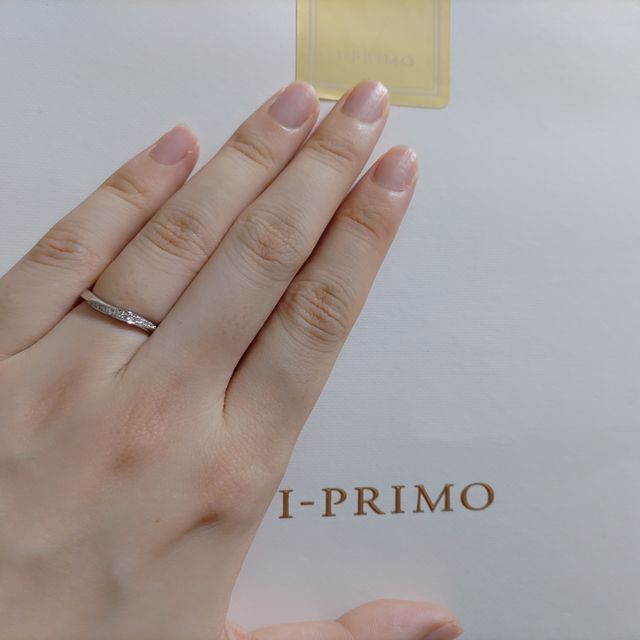 【アイプリモ(I-PRIMO)の口コミ】 斜めに入ったダイヤのキラキラ感がかわいくて、決めました。少し派手かな…