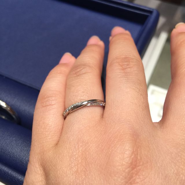 【銀座ダイヤモンドシライシの口コミ】 他店にない繊細なデザインが決めてです。
似たようなデザインはあったもの…