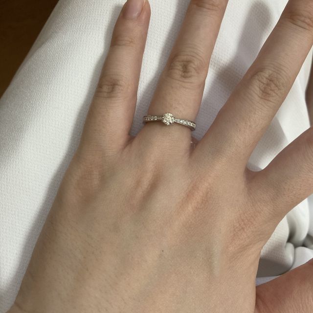 【ラザール ダイヤモンド(LAZARE DIAMOND)の口コミ】 デザインが素敵です。中央のダイヤに向かって、リングが細くなっている感…