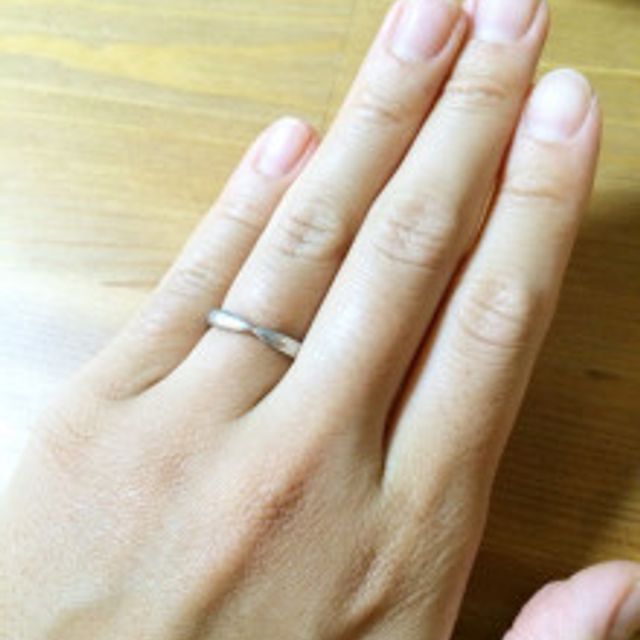 【ティファニー(Tiffany & Co.)の口コミ】 真ん中が少し下に下がっているデザインで、この指輪とダイヤモンドがつい…