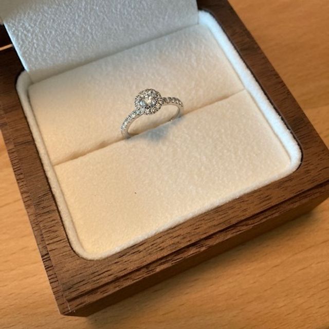 【Ponte Vecchio(ポンテヴェキオ)の口コミ】 こちらの指輪は、お店で人気の婚約指輪「ブーケ」というデザインのもので…