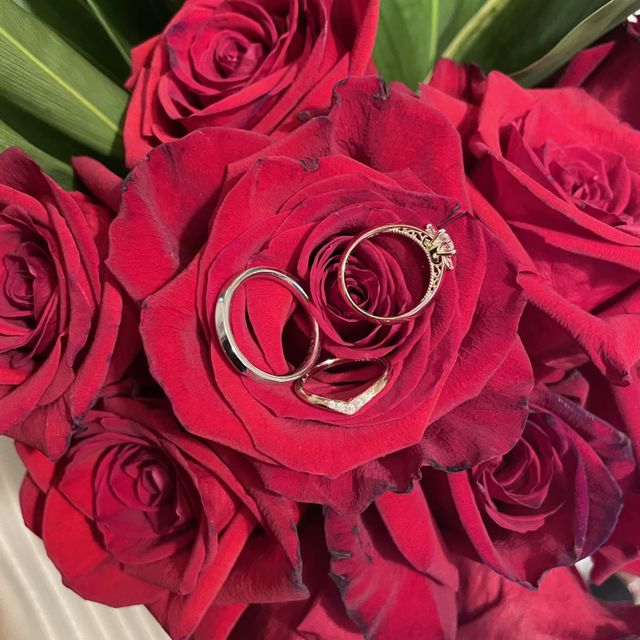 【ケイウノ ブライダル(K.UNO BRIDAL)の口コミ】 婚約指輪結婚指輪と両方オーダーしました。
ダイヤは他店で購入、枠をデザ…