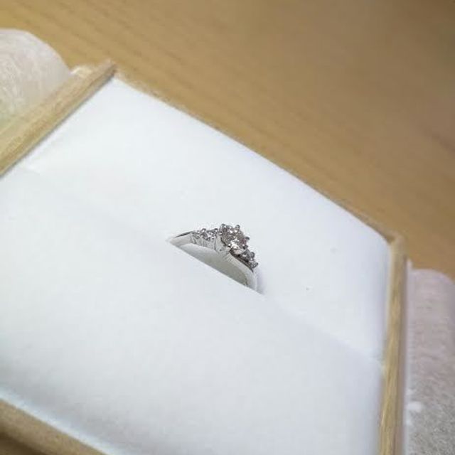 【宝寿堂(ほうじゅどう)の口コミ】 ダイヤの石から、二人で選びました。
実際に店頭で二人で見せていただき、…