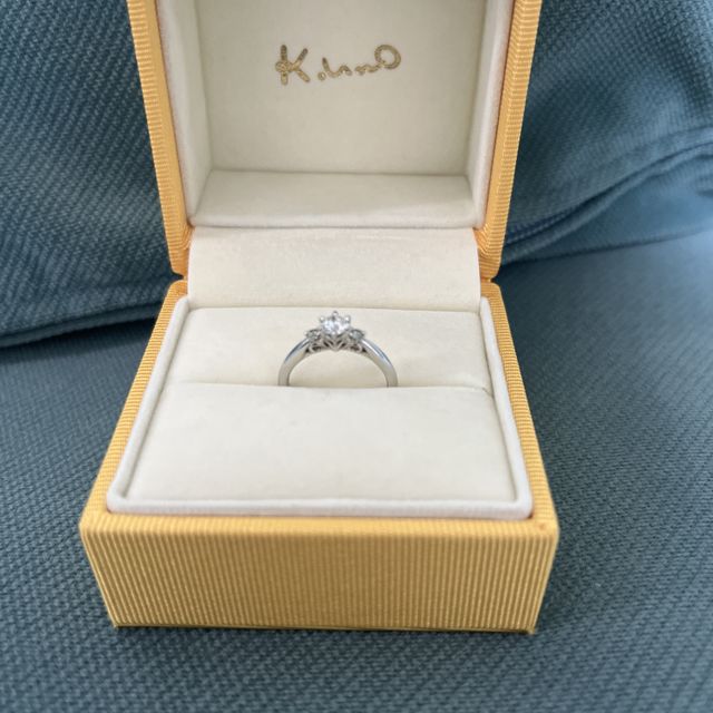 【ケイウノ ブライダル(K.UNO BRIDAL)の口コミ】 奥さんがネットで調べて、メインのダイヤの両側に小さなダイヤがつくデザ…