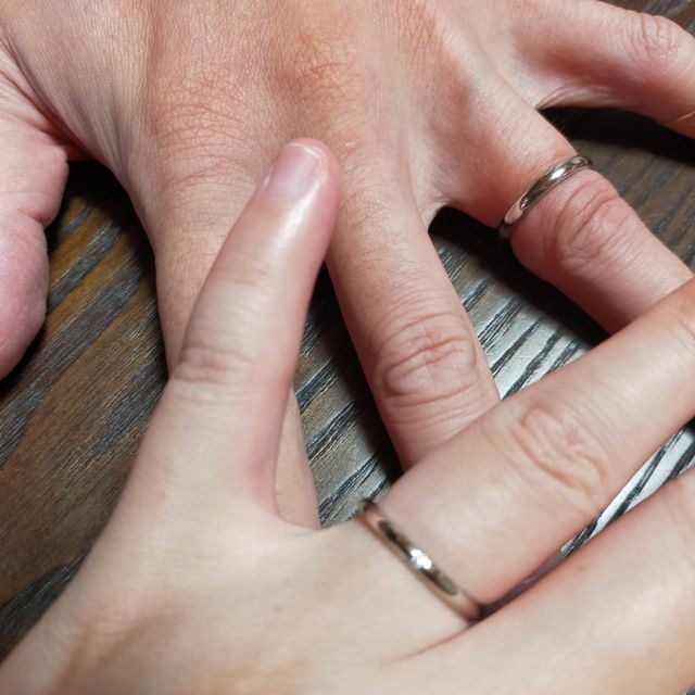 【4℃ BRIDAL(ヨンドシーブライダル)の口コミ】 夫が4℃がいい、と決めて、その中でシンプルなものを選びました。
実際につ…