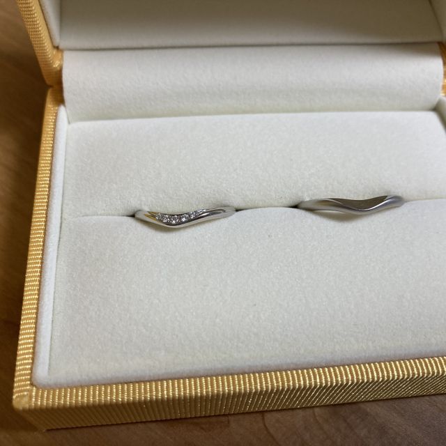 【ケイウノ ブライダル(K.UNO BRIDAL)の口コミ】 内側の刻印を、デザイナーさんがその場で書いて作ってくれました。私たち…