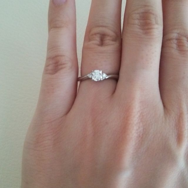 【BRILLIANCE+(ブリリアンスプラス)の口コミ】 両脇に小さなダイヤがついていて、真ん中のダイヤを引き立てるデザインが…