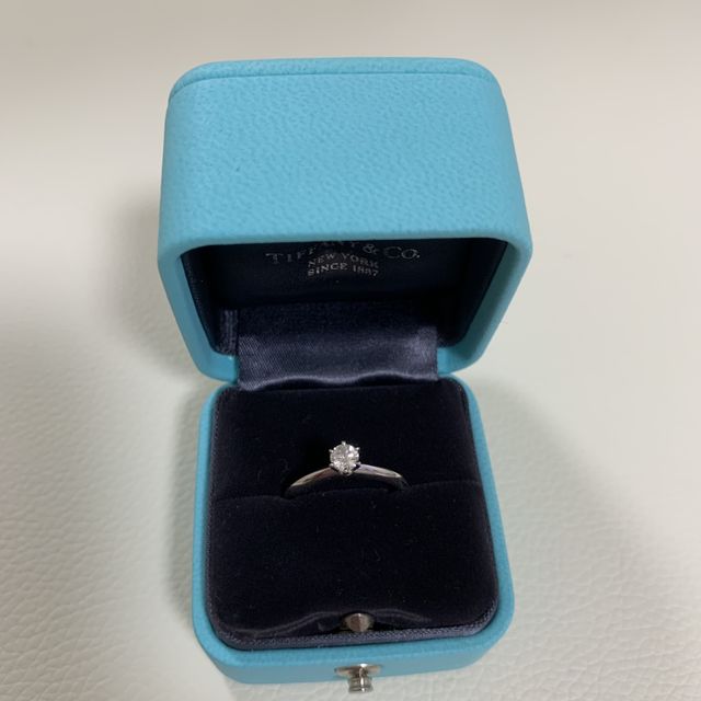【ティファニー(Tiffany & Co.)の口コミ】 ダイヤモンドが上品に輝いてとても綺麗です。
夫よりプロポーズで頂きまし…