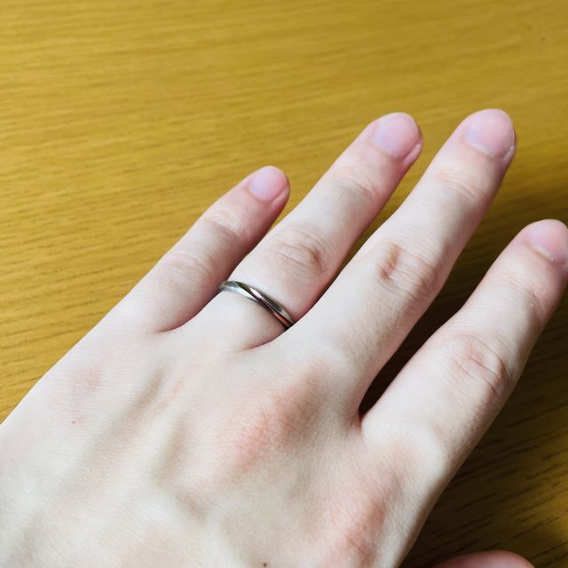 【SORA(ソラ)の口コミ】 派手すぎない形で好きな色を入れられるためこの指輪にしました。黄昏をモ…