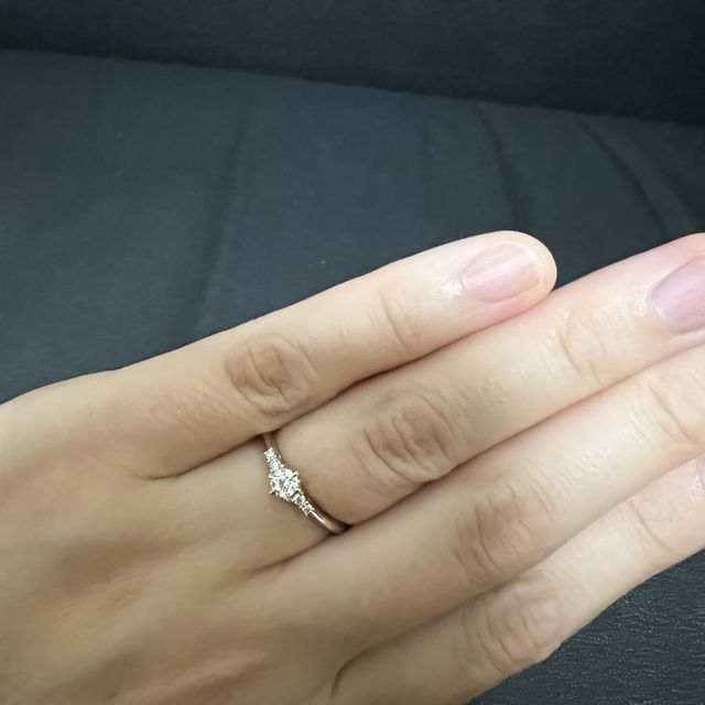 【アイプリモ(I-PRIMO)の口コミ】 2人で見に行き、沢山指輪を付けさせていただき、その中でも2人でこれがい…