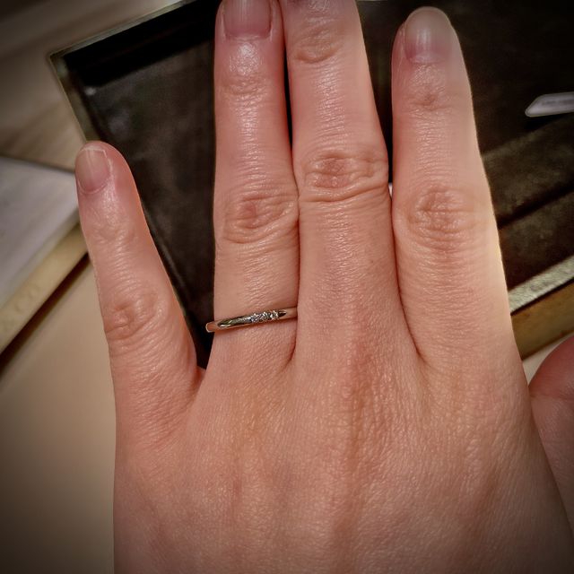 【ティファニー(Tiffany & Co.)の口コミ】 ティファニー　クラシック　バンドリングです。
こちらの指輪は3石のダイ…