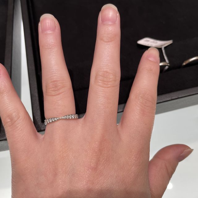 【ティファニー(Tiffany & Co.)の口コミ】 ティファニーのハーモニーバンドリングです。
たくさんのダイヤが敷き詰め…