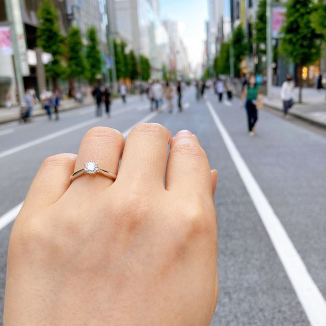 【銀座ダイヤモンドシライシの口コミ】 シンプルで、凹凸で引っ掛かることがないようなデザインが良かったので、…