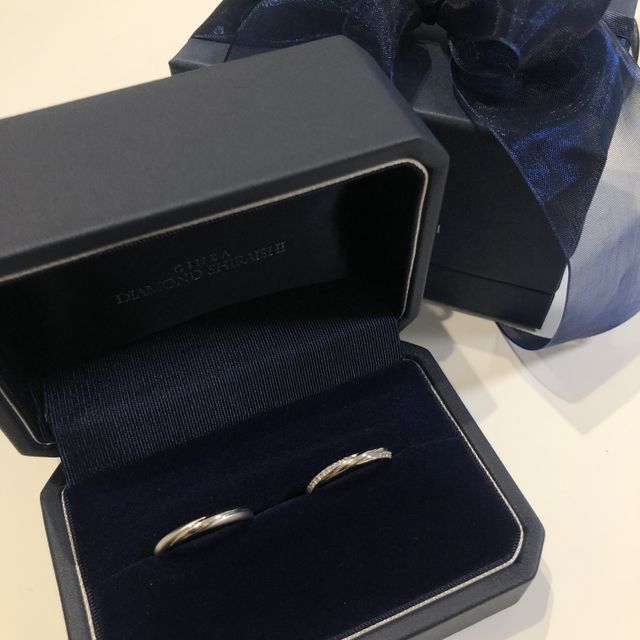 【銀座ダイヤモンドシライシの口コミ】 Bloomin’ のリングは、上下斜めにデザインが入っていて、横から見て…