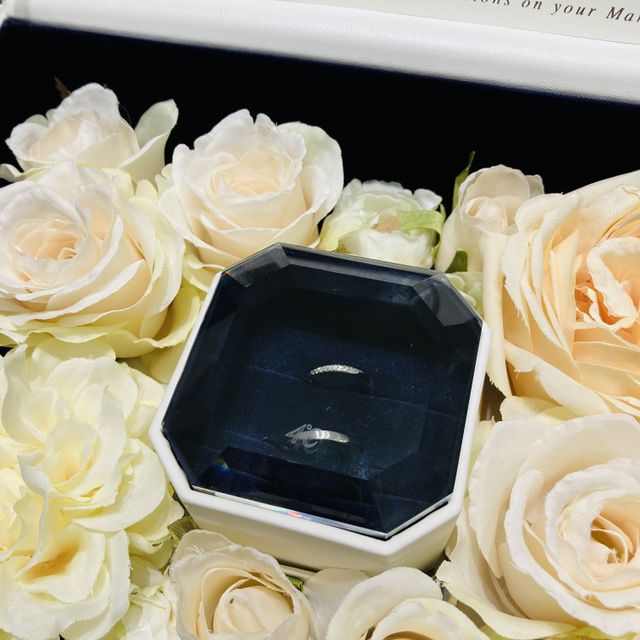 【4℃ BRIDAL(ヨンドシーブライダル)の口コミ】 ウェーブデザインがきれいで、メンズ、レディースともに指が綺麗に見える…