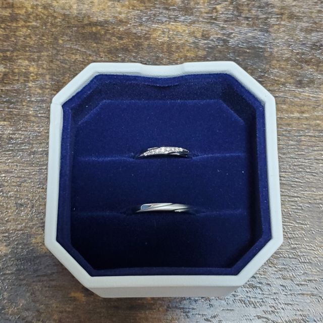 【4℃ BRIDAL(ヨンドシーブライダル)の口コミ】 3つで迷っていたのですが、やっぱり最初に綺麗と思ったのに決めました！
…