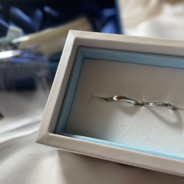 【Disney Cinderella(ディズニー シンデレラ)の口コミ】 新婦側の指輪は緩やかなウェーブのデザインとブルーダイヤの主張しすぎな…