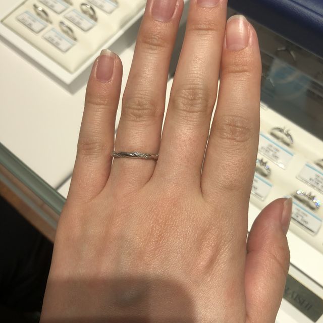 【銀座ダイヤモンドシライシの口コミ】 細身のデザインで指が綺麗に見えます。
また、似ているデザインが他のブラ…