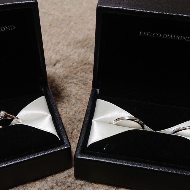 【エクセルコダイヤモンド(EXELCO DIAMOND)の口コミ】 指輪のデザインに一目惚れし、両方重ね付けした時の可愛さで選びました。
…