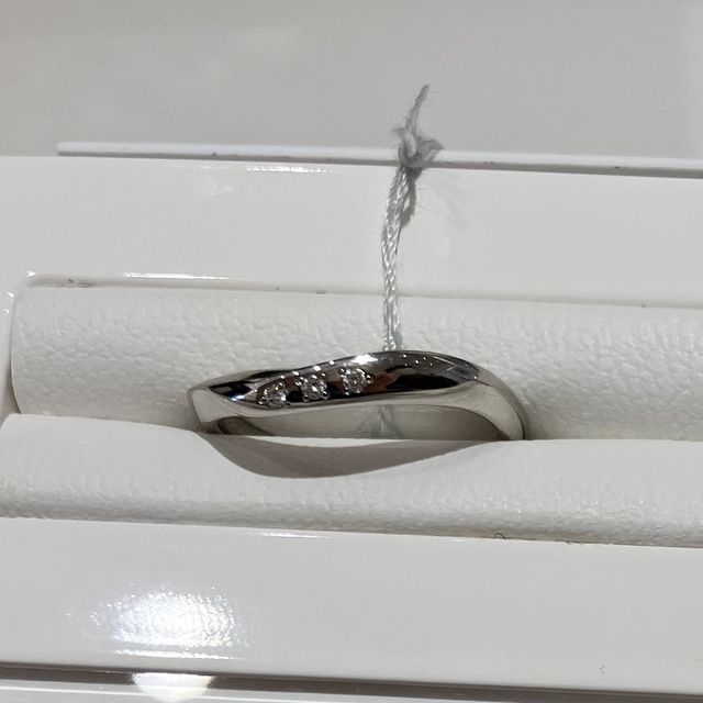 【LUCIE(ルシエ)の口コミ】 ３つ並んだダイヤモンドがキラキラと光り、華やかすぎず、地味にも見えな…