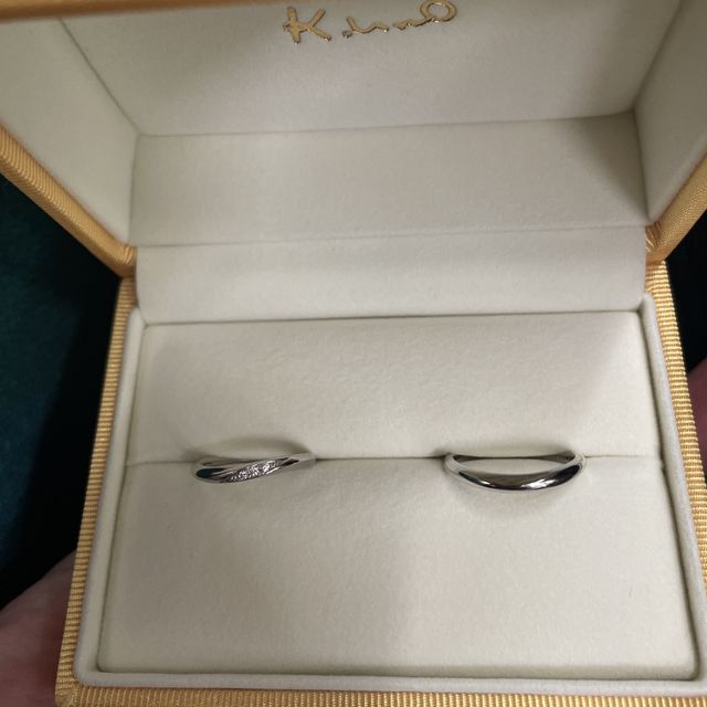 【ケイウノ ブライダル(K.UNO BRIDAL)の口コミ】 ウェーブがかかっているリングが、指につけた時にフィットして付け心地が…
