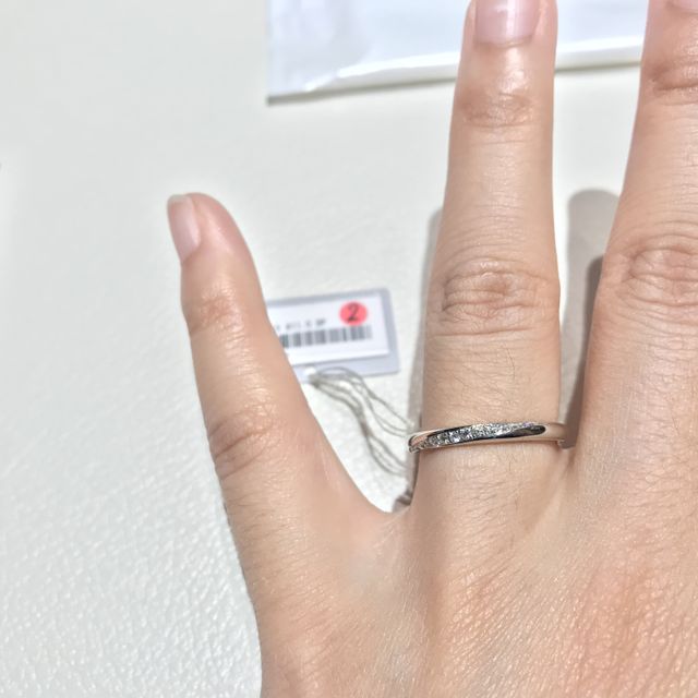 【エクセルコダイヤモンド(EXELCO DIAMOND)の口コミ】 プラチナのストレートに斜めのダイヤモンド3石入っている物を選びました。…