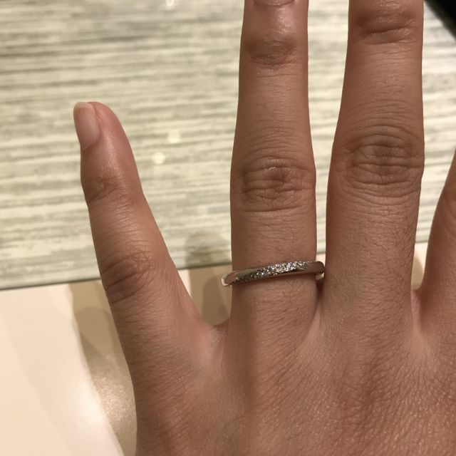 【TRECENTI(トレセンテ)の口コミ】 プラチナで、ストレート、斜めにダイヤモンドが入っているタイプを選びま…