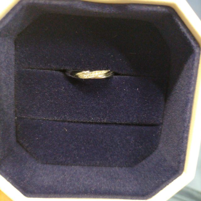 【4℃ BRIDAL(ヨンドシーブライダル)の口コミ】 シンプルで、よくあるデザインのものにした。
ウェーブがかかっていて、自…