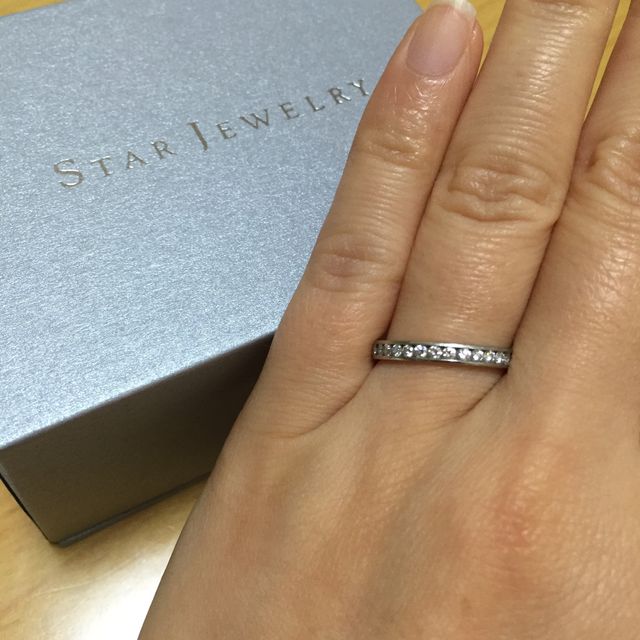 【STAR JEWELRY(スタージュエリー)の口コミ】 半周埋め込まれたダイヤモンドの輝きが本当に素敵で、それでいて変に主張…