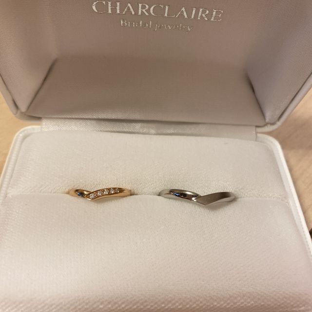 【シャルクレールの口コミ】 婚約指輪と重ね付けをした際にちょうど重なるように、中央が凹んだV字のデ…
