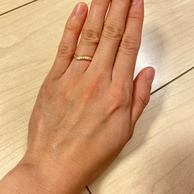 【シャルクレールの口コミ】 婚約指輪と重ね付けをした際にちょうど重なるように、中央が凹んだV字のデ…